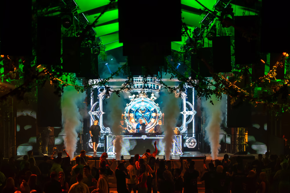 Stage with CO2 jets at Reminder